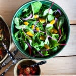 Fris groene salade voor bij de courgetti