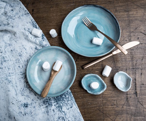 Blauwe borden en kommen uit ons keramiek atelier, tableare voor chefs