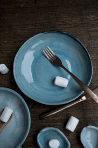 Blauw bord voor pasta en salade, hand made keramiek van HIP by Marc