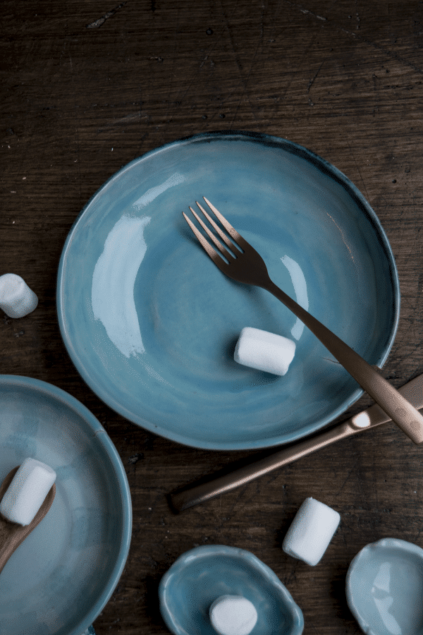 Blauw bord voor pasta en salade, hand made keramiek van HIP by Marc