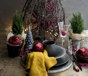 Kersttafel mat zwart en rood, kerstmis, brass servies Stylist
