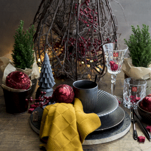 Kersttafel mat zwart en rood, kerstmis, brass servies Stylist