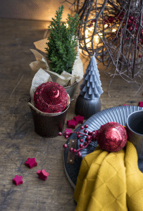Kersttafel mat zwart met rood , Brass Servie, Kersttafel, Gedekte Tfel, Stoer Servies HIP Tafelen