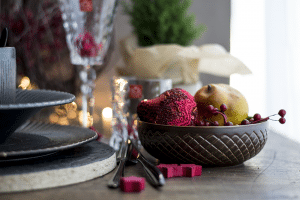 Kersttafel mat zwart met rood , Brass Servie, Kersttafel, Gedekte Tfel, Stoer Servies HIP Tafelen