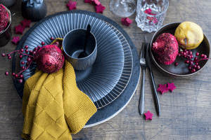 Kersttafel mat zwart met rood , Brass Servie, Kersttafel, Gedekte Tfel, Stoer Servies HIP Tafelen