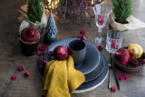 Kersttafel mat zwart met rood , Brass Servie, Kersttafel, Gedekte Tfel, Stoer Servies HIP Tafelen