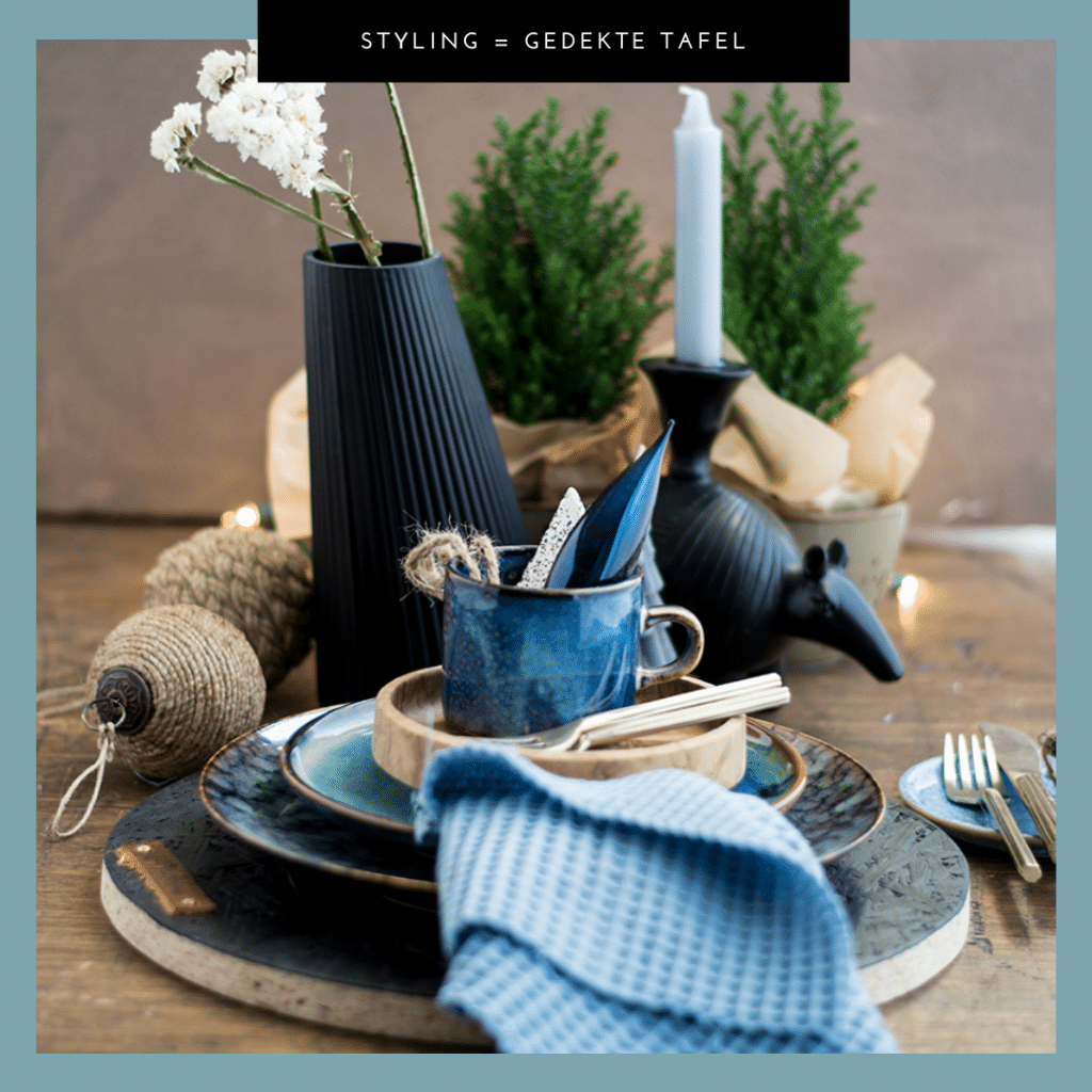 Gedekte tafel met blauw, kersttafel, tafelstyling, serviesgoed
