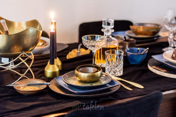 gedekte tafel met vierkant serviesgoed, goud, brons, hip tafelen to go