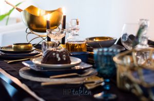 gedekte tafel met vierkant servies, goud, brons, hip tafelen to go