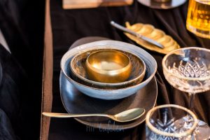 gedekte tafel met vierkant servies, Tafelstyling goud, brons, hip tafelen to go