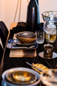 Gedekte tafel, tafelstyling, brons met blauw en goud