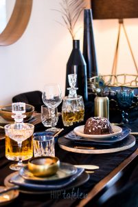gedekte tafel met vierkant serviesgoed, goud, brons, hip tafelen to go