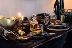 gedekte tafel met vierkant serviesgoed, goud, brons, hip tafelen to go