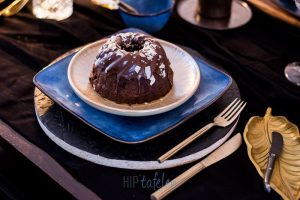 Gedekte tafel met een Vierkant servies, goud, brons, hip tafelen to go