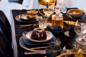 Gedekte tafel met een Vierkant servies, goud, brons, hip tafelen to go