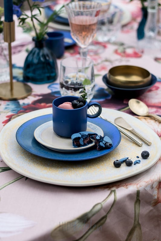 Blue bord. Summer Table, Gedekte Tafel Blauw, servies, styling, kersttafel.