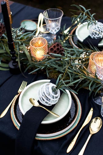Kersttafel 2021, zwart servies, goud bestek, tafelstyling, gedekte tafel