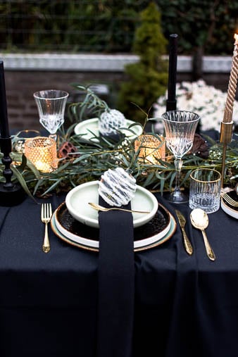 Kersttafel 2021, zwart servies, goud, gedektetafel, tafelstyling, styliste