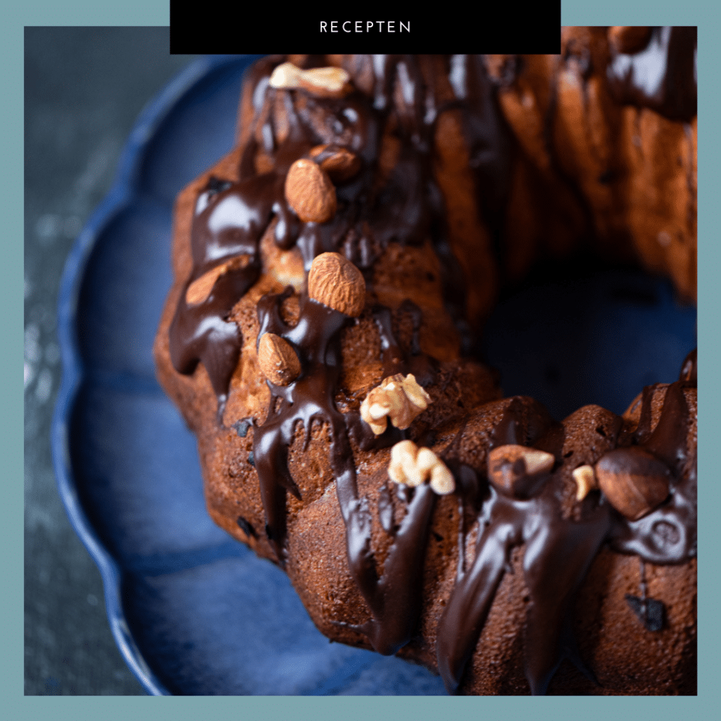 Cake met whisky en appeltjes, Makkelijk te maken recept en toch een luxe cake op tafel. Appel, krenten, noten, whisky en ganache