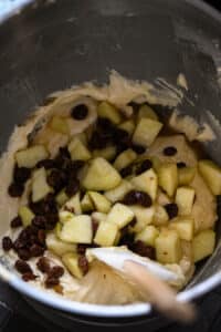 Wacht met het maken van de ganache tot de cake iets is afgekoeld Neem een pannetje en leg er een kom op, vul het pannetje met een beetje water. De kom mag het water niet raken. Smelt de chocolade en roer om met een spatel. Als de chocolade gesmolten is haal de kom van de pan. Voeg nu langzaam een klein beetje room toe, meng goed als dit opgenomen is voeg dan langzaam de rest toe en meng goed tot een homogene massa. Laat een klontje boter in de chocolade smelten en spalet goed door. Giet de ganache over de cake