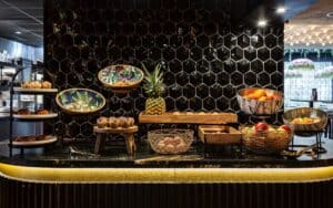 Buffetpresentatie met manden, schalen en verkopers