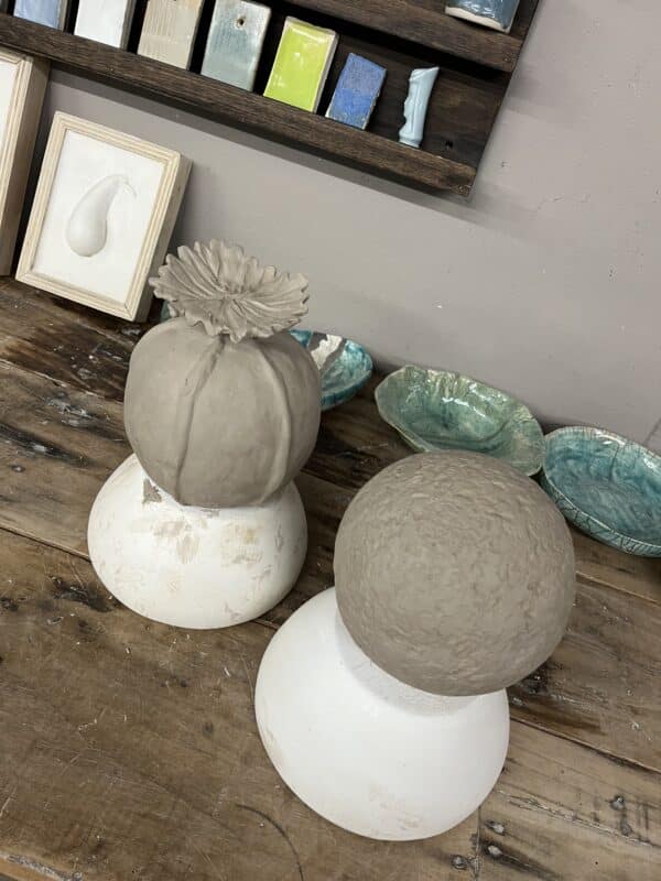 Workshop zaaddozen maken van klei, Poppy deed, lotus pod, keramiek