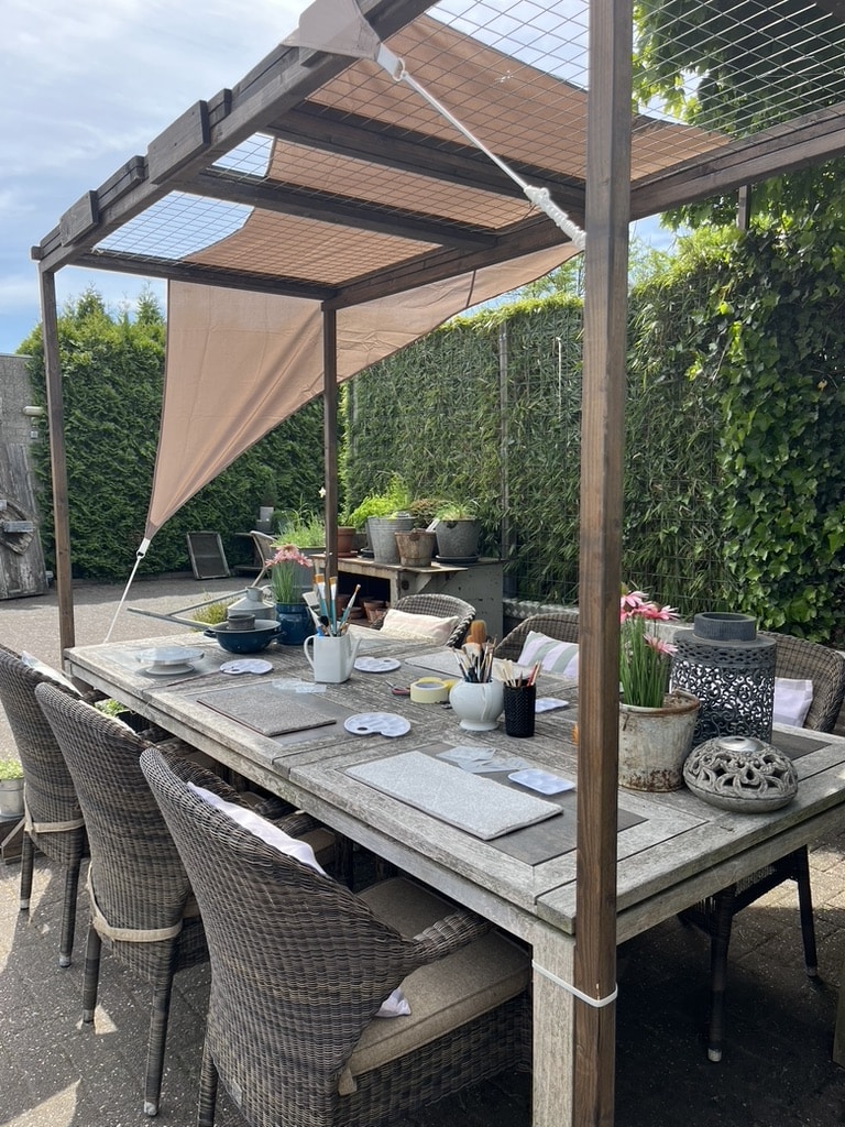 servies beschilderen op het terras