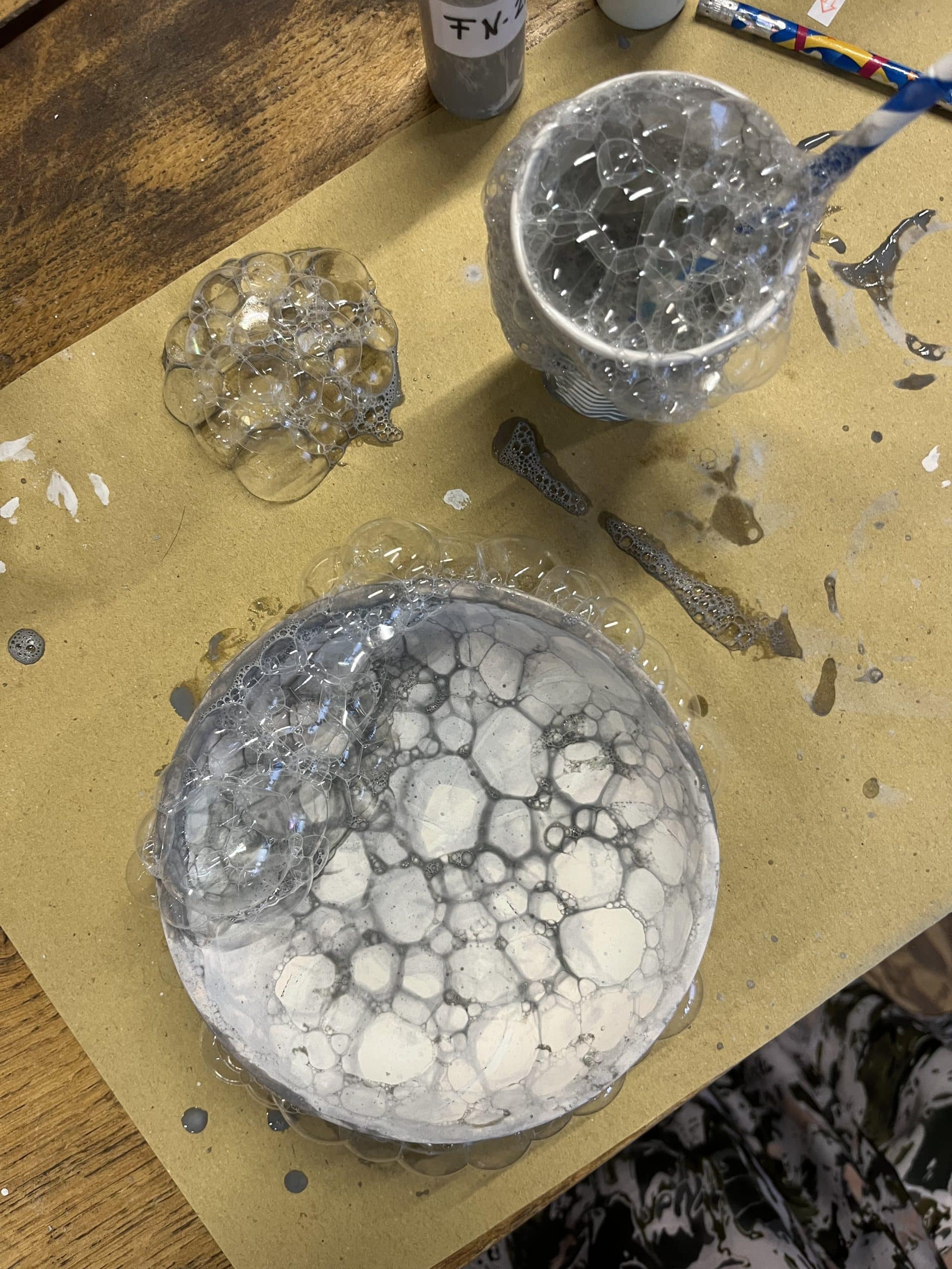 Servies beschilderen , bubbels maken