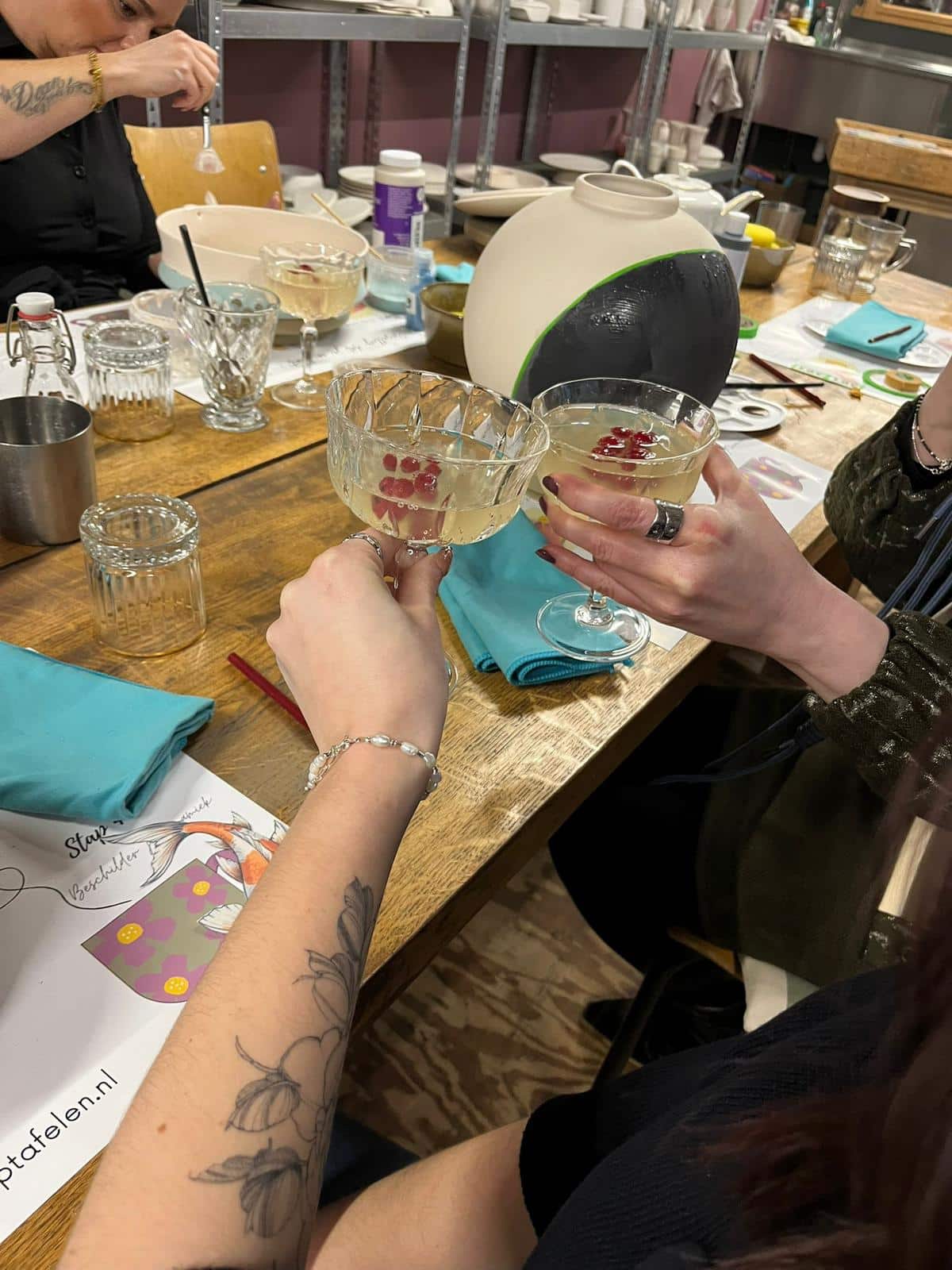 Sip & paint , servies beschilderen en genieten van een wijntje en borrel plank