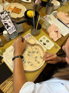 servies beschilderen en kerst high tea... 2 leuke dingen combineren en heerlijk keuvelen met je vriendinnen, collega's of je partner