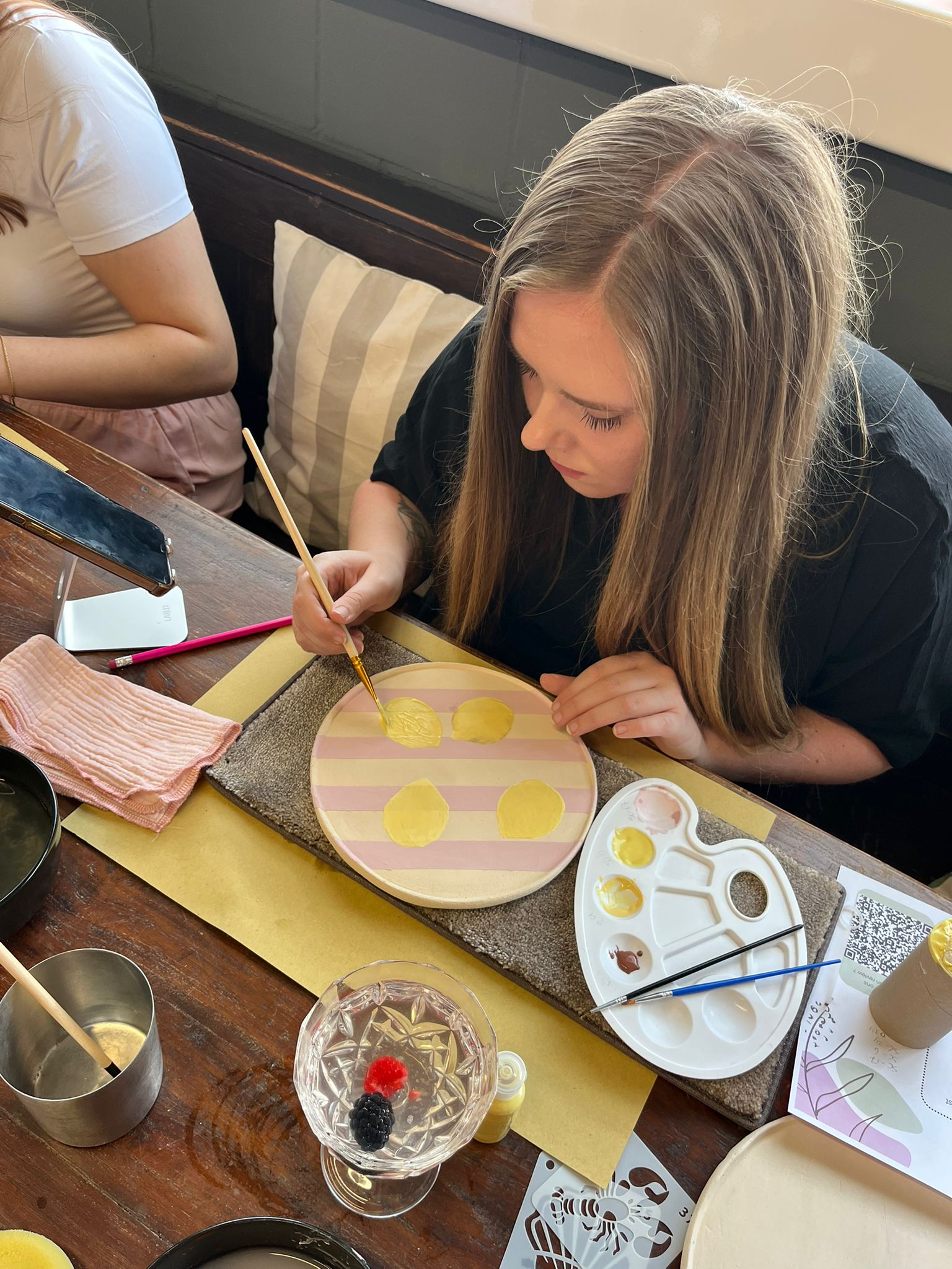 servies beschilderen en kerst high tea... 2 leuke dingen combineren en heerlijk keuvelen met je vriendinnen, collega's of je partner