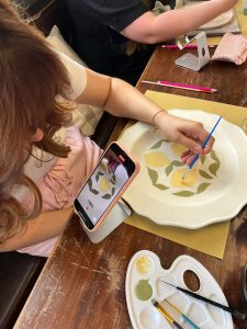 servies beschilderen en kerst high tea... 2 leuke dingen combineren en heerlijk keuvelen met je vriendinnen, collega's of je partner