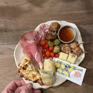 Borrelbord, charcuterie, borrelplateau, hapjes voor bij de workshop