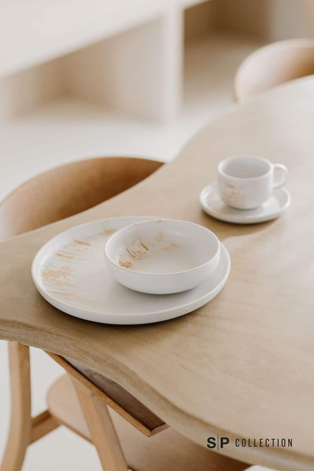 Ontdek de Aquarel-collectie, een unieke reeks servies die elke maaltijd een bijzonder tintje geeft. Met zijn zacht witte/beige basis en subtiele gouden accenten valt deze collectie op door haar verfijnde details. Het patroon vloeit op een speelse, bijna schilderachtige manier, reminiscent aan de vloeiende bewegingen van inkt of aquarel – een perfecte verwijzing naar de naam Aquarel.