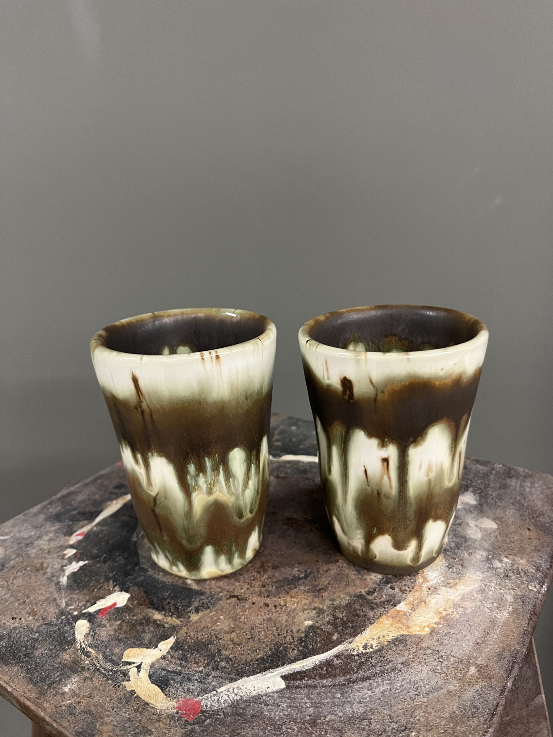 Maak van ieder koffiemoment iets bijzonders met dit handgemaakte keramieken kopje. Dankzij het unieke glazuur is geen enkel kopje hetzelfde. Een stijlvolle combinatie van vakmanschap, karakter en tijdloos design.