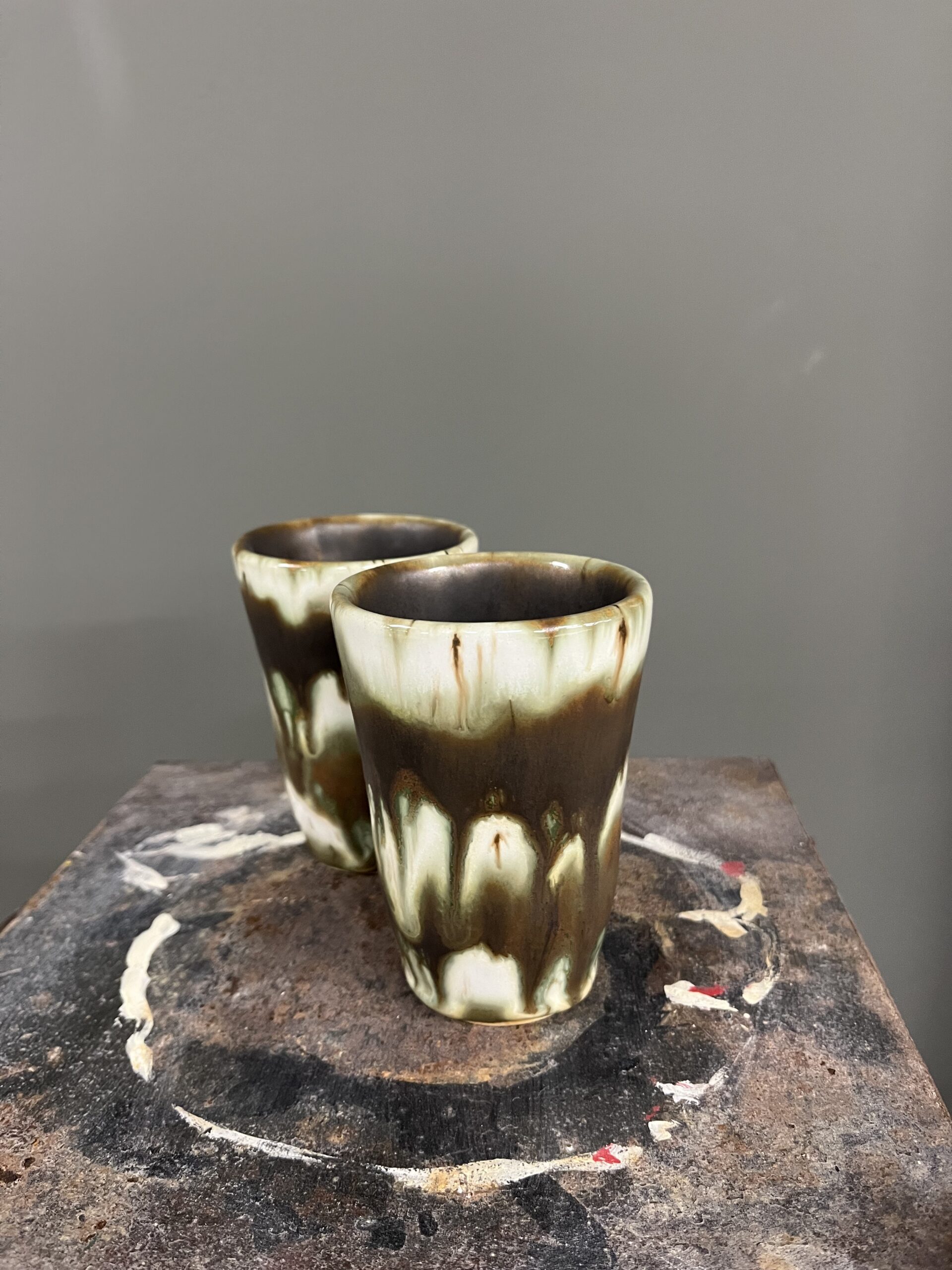 Maak van ieder koffiemoment iets bijzonders met dit handgemaakte keramieken kopje. Dankzij het unieke glazuur is geen enkel kopje hetzelfde. Een stijlvolle combinatie van vakmanschap, karakter en tijdloos design.