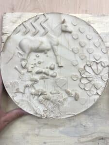 Van Speelgoed naar Kunstwerk! Maak je eigen reliëfschilderij van gips