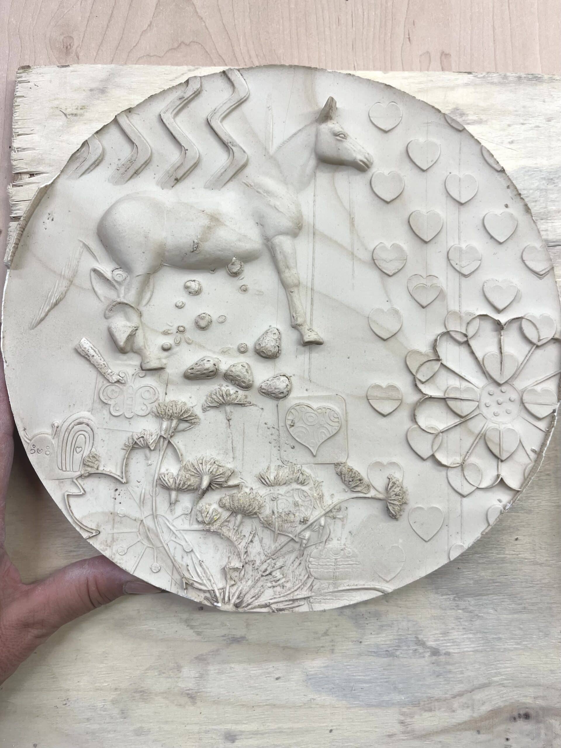 Van Speelgoed naar Kunstwerk! Maak je eigen reliëfschilderij van gips