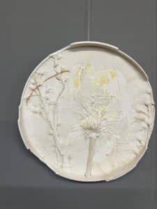 Reliefschilderij van gips met verse bloemen