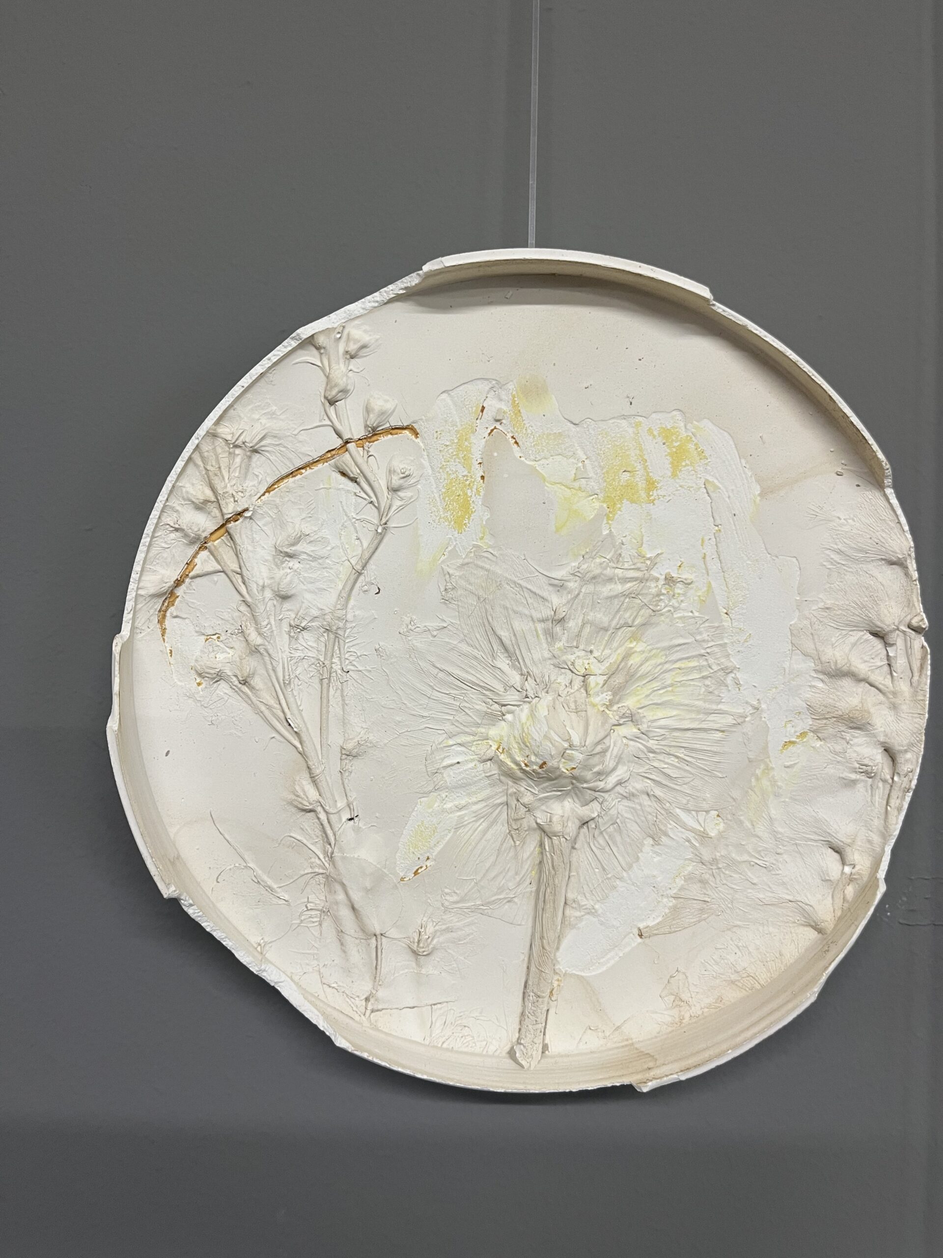 Reliefschilderij van gips met verse bloemen