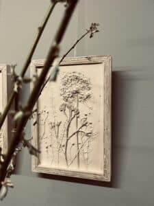 Staand of liggend – jullie kiezen Jullie gipsschilderij kan staand of liggend worden gemaakt. We kijken samen naar jullie boeket en naar de bloemen die jullie graag terug willen zien in het kunstwerk. En er is nog iets bijzonders... Een stukje van jullie trouwjurk in het kunstwerk Een klein stukje kant van jullie trouwjurk verwerken in het reliëfschilderij is absoluut een aanrader. Het kant kan samen met de bloemen worden verwerkt, waardoor niet alleen jullie boeket, maar ook een klein stukje van jullie trouwjurk onderdeel wordt van het kunstwerk. Een subtiel detail dat het schilderij nóg persoonlijker maakt. De bloemen van jullie trouwdag, samen met een stukje van de jurk waarin je 'ja' zei. Dat maakt het kunstwerk niet alleen mooi, maar werkelijk van jullie.