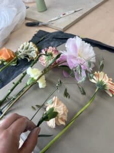 Van trouwboeket naar blijvend kunstwerk Je trouwdag vliegt voorbij. De bloemen verwelken, de taart wordt opgegeten en de jurk gaat de kast in. Maar sommige herinneringen wil je iedere dag opnieuw kunnen beleven. Jullie trouwboeket is daar één van. Wij maken van de bloemen uit jullie bruidsboeket een uniek gipsschilderij. De bloemen worden zorgvuldig in klei gedrukt, waardoor hun vormen en details worden vastgelegd. Van deze afdruk maken we vervolgens een prachtige gipsen reliëfafdruk. Zo ontstaat een persoonlijk kunstwerk waarin jullie eigen trouwbloemen voor altijd bewaard blijven. Geen standaard schilderij. Geen kopie. Maar een kunstwerk dat alleen van jullie kan zijn. Misschien herken je straks precies die ene bloem die tussen jullie handen zat toen jullie elkaar het jawoord gaven. Of de bloemen die jullie kozen omdat ze iets bijzonders voor jullie betekenen.